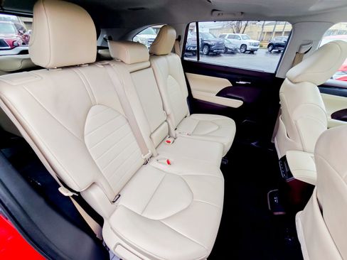 Used 2022 Toyota Highlander XLE image 32