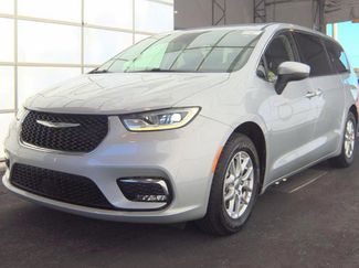 Used 2023 Chrysler Pacifica Touring-L video 1