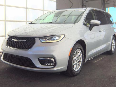 Used 2023 Chrysler Pacifica Touring-L image 1