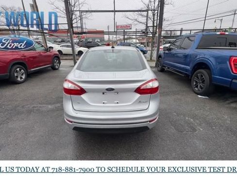 Used 2015 Ford Fiesta SE image 4