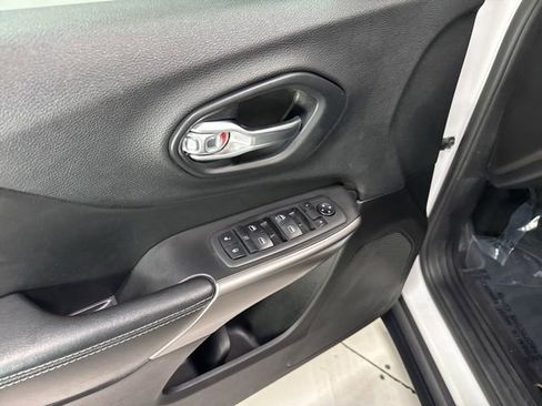 Used 2019 Jeep Cherokee Latitude w/ Popular Appearance Group AWD/4WD image 9