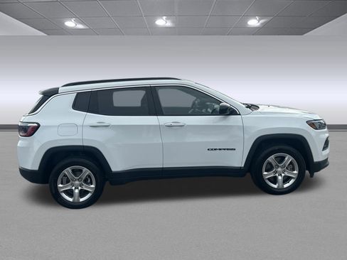 Used 2024 Jeep Compass Latitude AWD/4WD image 2