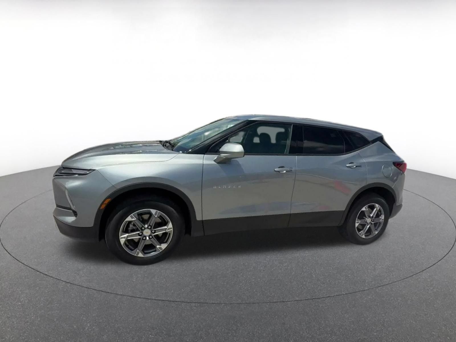 Used 2025 Chevrolet Blazer LT FWD image 9