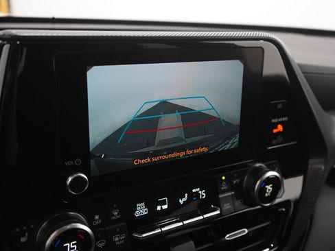 Used 2025 Toyota Highlander XSE AWD/4WD image 24
