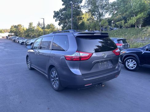 Used 2019 Toyota Sienna XLE w/ XLE Navigation Package AWD/4WD image 2