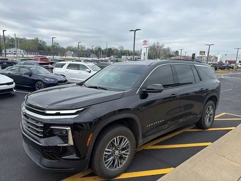 Used 2025 Chevrolet Traverse LT image 2