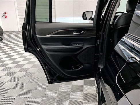 Used 2023 Jeep Grand Cherokee Limited AWD/4WD image 23