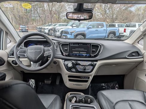 Used 2023 Chrysler Pacifica Touring-L FWD image 23