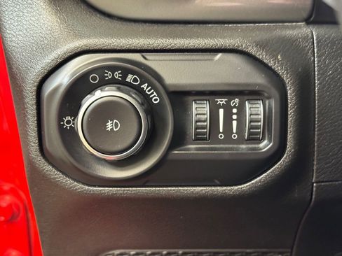 Used 2019 Jeep Wrangler Unlimited Sahara image 28