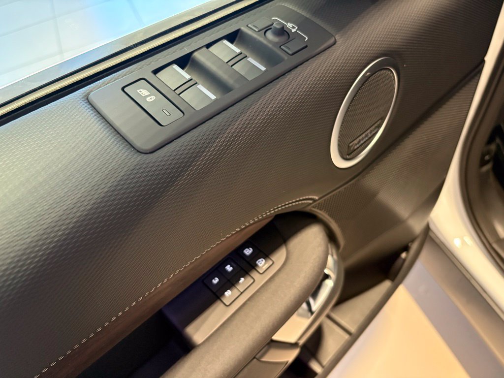 New 2026 Land Rover Discovery Dynamic SE AWD/4WD image 33