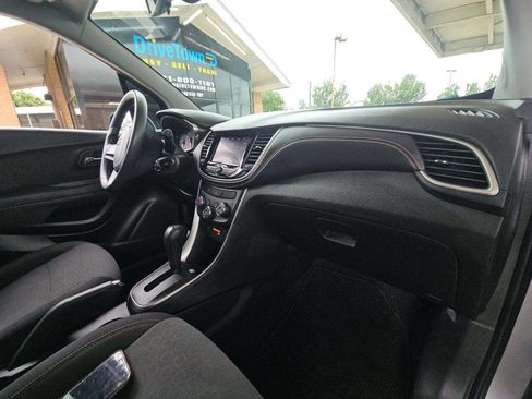 Used 2020 Chevrolet Trax LS FWD image 5