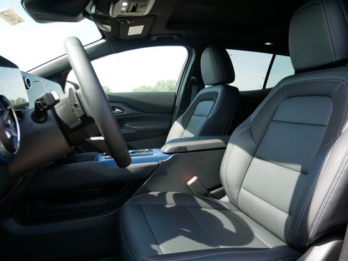 New 2026 Chevrolet Equinox EV LT w/ LPO, Blackout Package FWD image 4
