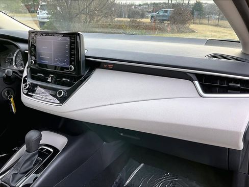 Used 2022 Toyota Corolla LE image 18
