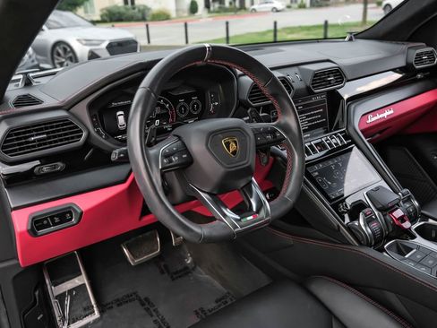 Used 2022 Lamborghini Urus image 13