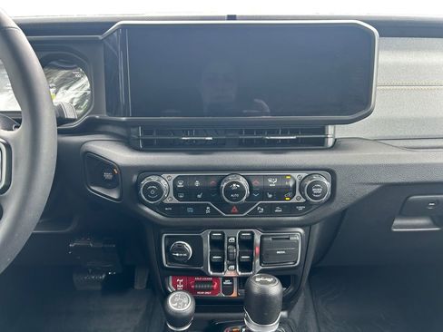 Used 2024 Jeep Wrangler Unlimited image 12