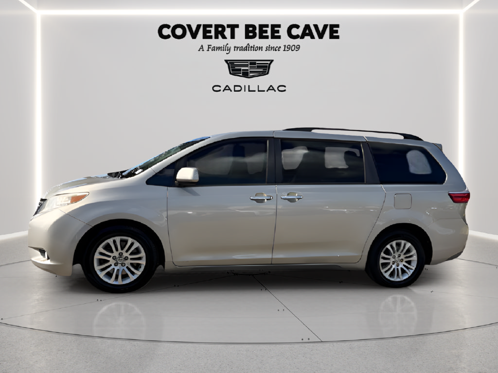 Used 2017 Toyota Sienna XLE w/ XLE Navigation Package FWD image 4