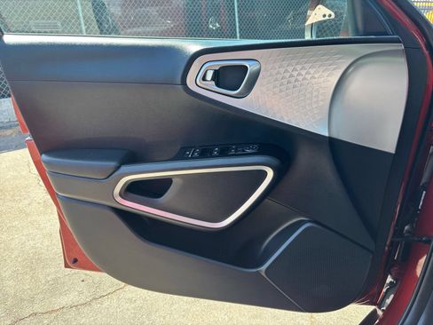 Used 2025 Kia Soul LX w/ LX Technology Package FWD image 18