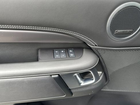 Certified 2024 Land Rover Discovery Metropolitan Edition image 10