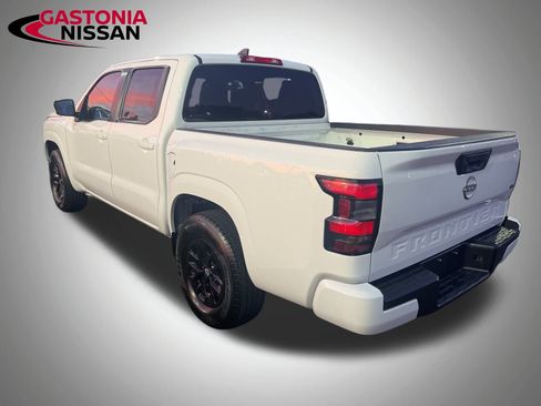 Used 2024 Nissan Frontier SV image 10