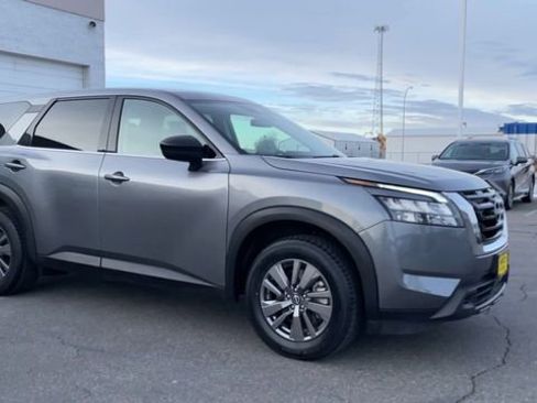 Used 2024 Nissan Pathfinder S image 3