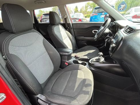 Used 2017 Kia Soul + FWD image 37