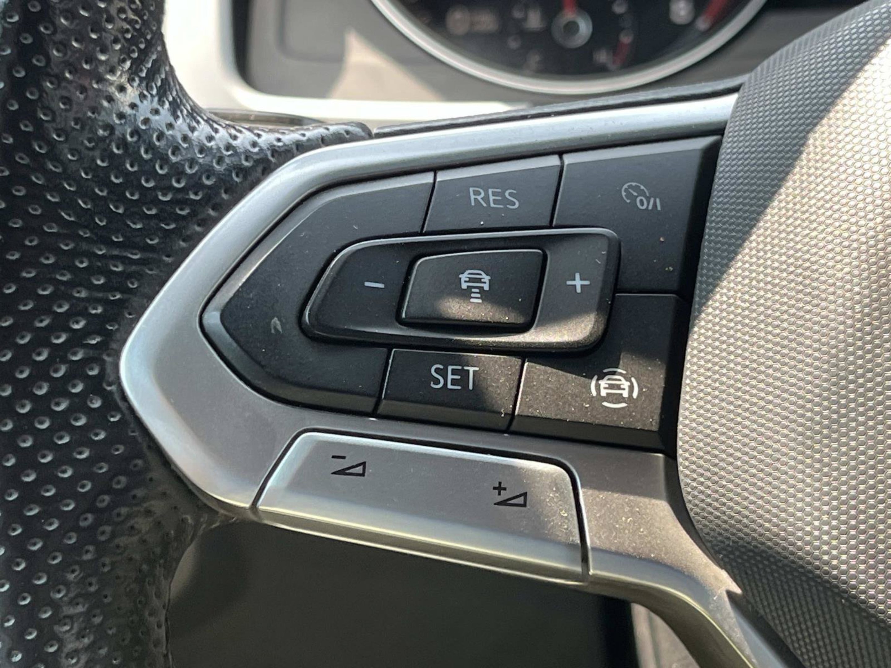 Used 2021 Volkswagen Atlas Cross Sport SE w/ Panoramic Sunroof Package FWD image 32
