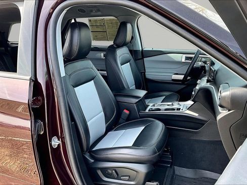 Certified 2022 Ford Explorer XLT w/ Equipment Group 202A image 7