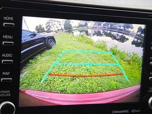 Used 2022 Toyota Highlander XLE FWD image 12