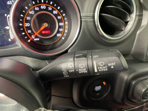 Used 2019 Jeep Wrangler Unlimited Sahara AWD/4WD image 12