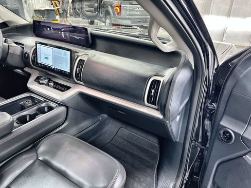 Used 2025 Ford Expedition Active AWD/4WD image 31