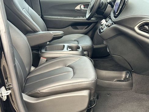 New 2026 Chrysler Pacifica Select FWD image 14
