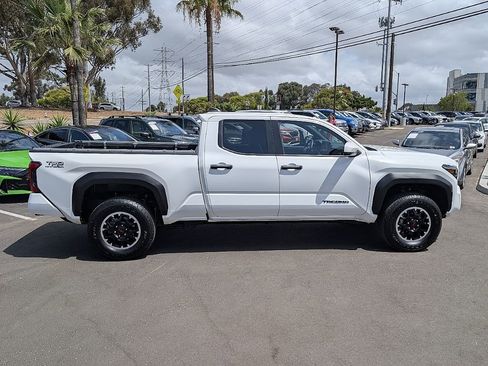 Used 2025 Toyota Tacoma TRD Off-Road AWD/4WD image 9