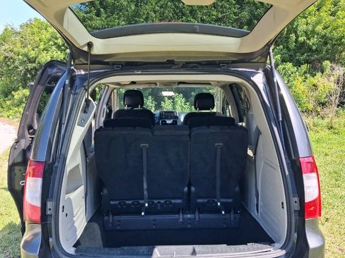 Used 2015 Chrysler Town & Country Touring FWD image 20