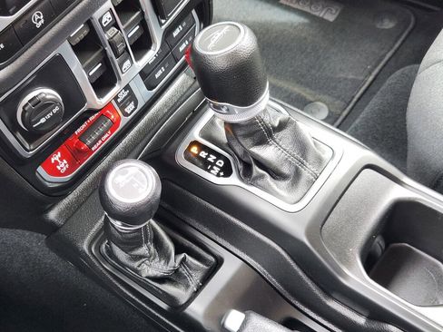 Certified 2024 Jeep Gladiator Rubicon AWD/4WD image 21