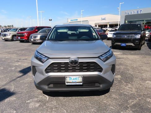 Used 2024 Toyota RAV4 LE FWD image 5