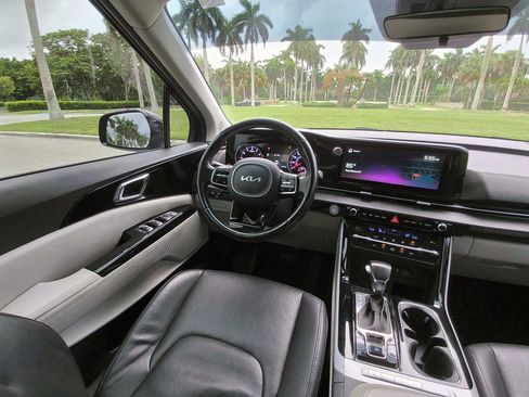 Used 2022 Kia Carnival EX FWD image 27