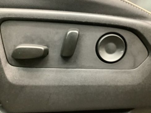 Used 2025 GMC Yukon Elevation image 16