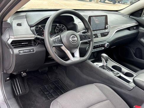 Used 2025 Nissan Altima 2.5 SV FWD image 10