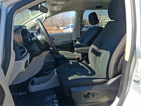 Used 2023 Chrysler Voyager LX image 16