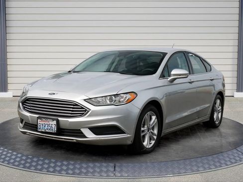 Used 2018 Ford Fusion SE FWD image 3