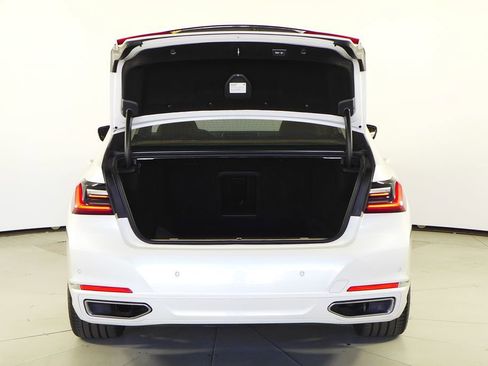 Used 2022 BMW 740i w/ Premium Package image 10