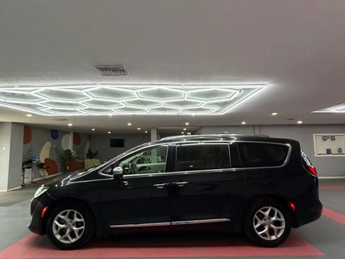 Used 2020 Chrysler Pacifica Limited FWD image 3