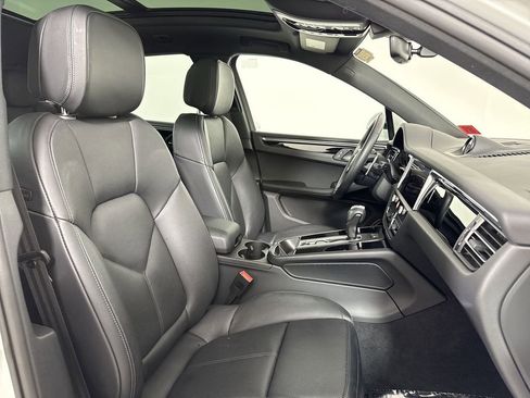 Certified 2025 Porsche Macan image 24