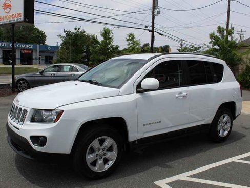 Used 2017 Jeep Compass Latitude FWD image 1
