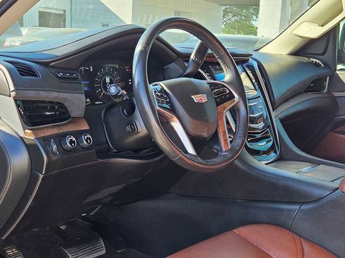 Used 2020 Cadillac Escalade Luxury image 2