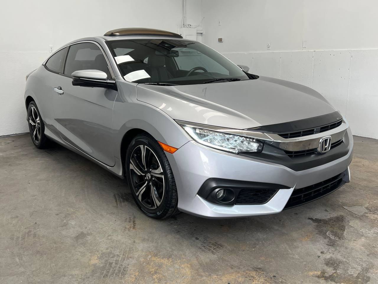 Used 2017 Honda Civic Touring image 3