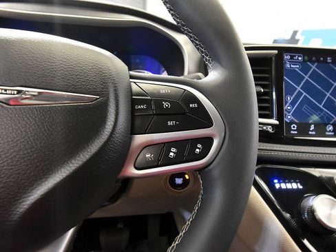 Used 2024 Chrysler Pacifica Limited FWD image 32