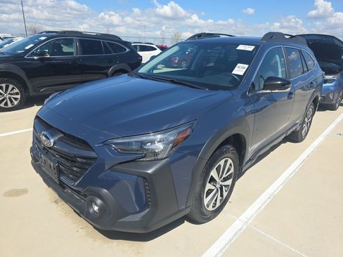 Used 2025 Subaru Outback Premium AWD/4WD image 2