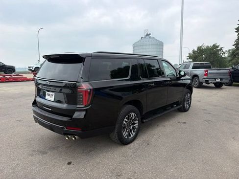 Used 2025 Chevrolet Suburban Z71 AWD/4WD image 5