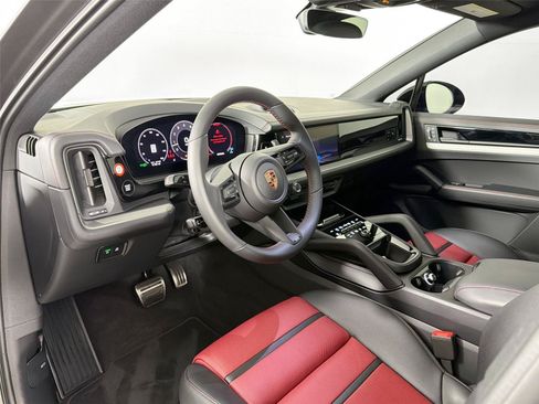 Certified 2026 Porsche Cayenne S AWD/4WD image 4